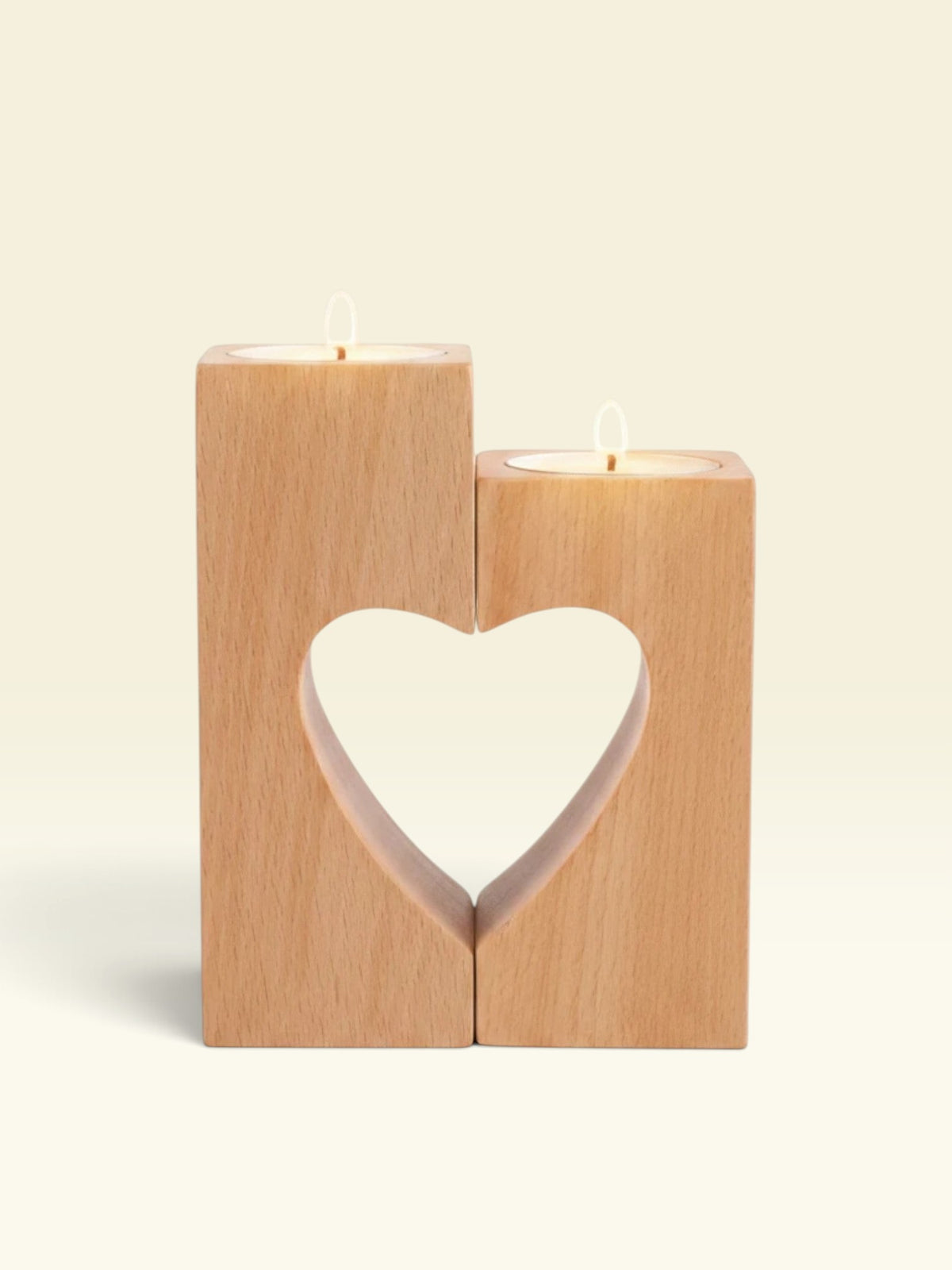 Drewniany świecznik Maison Valentyne w kształcie serca z dwiema świecami typu tealight na jasnym tle