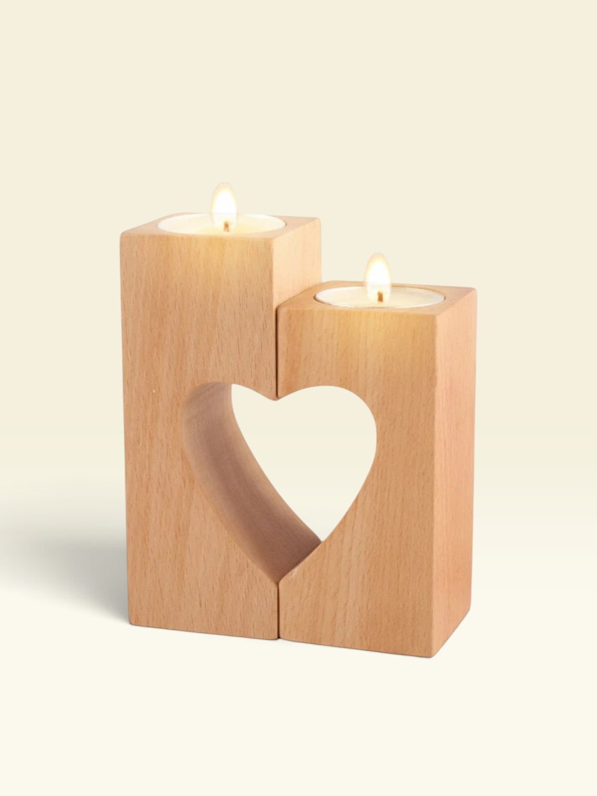 Drewniany świecznik w kształcie serca Maison Valentyne z dwiema zapalonymi świeczkami typu tealight